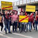 Gelbe Ortsschilder zeigen, wo es langgeht