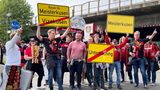 Gelbe Ortsschilder zeigen, wo es langgeht