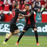 Florian Wirtz feiert das dritte Tor seines Team mit Piero Hincapie