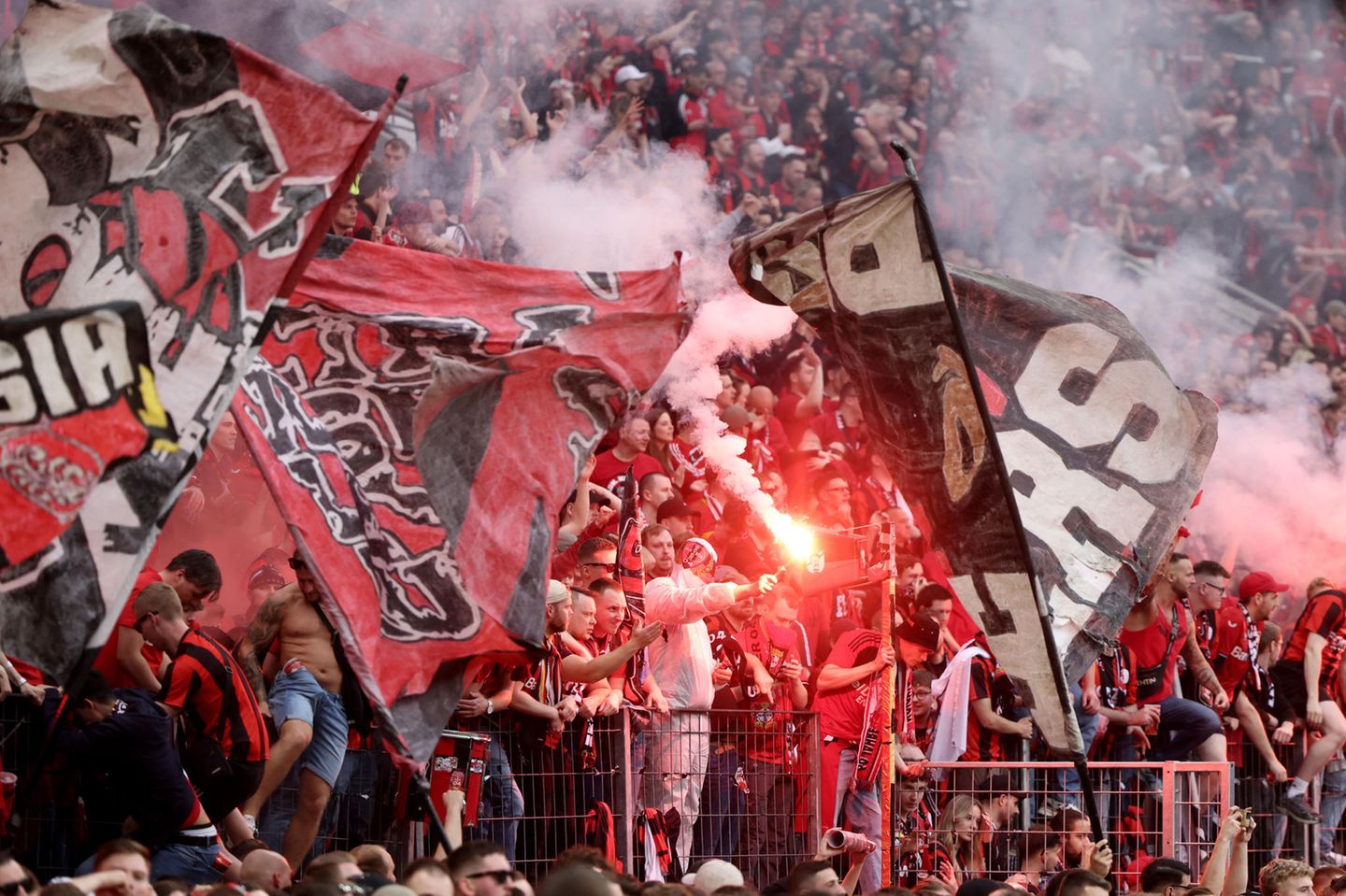 Leverkusens Fans jubeln nach dem Gewinn der Deutschen Meisterschaft