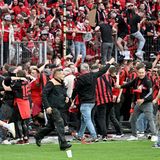 Leverkusener Fans stürmen nach dem Sieg auf das Spielfeld