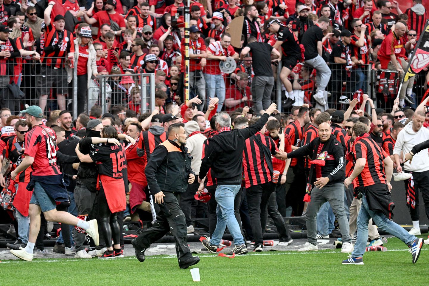 Leverkusener Fans stürmen nach dem Sieg auf das Spielfeld