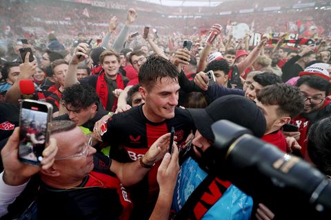 Stürmer Patrik Schick inmitten der feiernden Fans, die nach Schlusspfiff den Platz stürmten