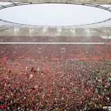 Fans stürmen den Platz