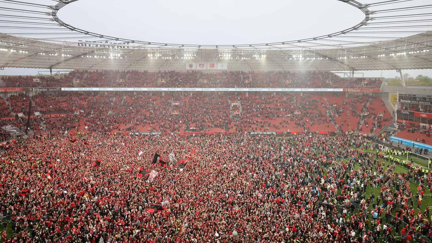 Fans stürmen den Platz