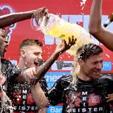 Meistertrainer Xabi Alonso wird von seinen Spielern mit Bier geduscht