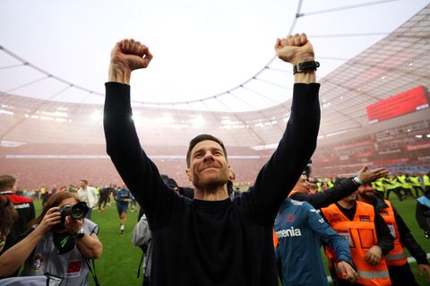 Historischer Triumph: Meistertrainer Xabi Alonso lässt sich auf dem Rasen der BayArena feiern