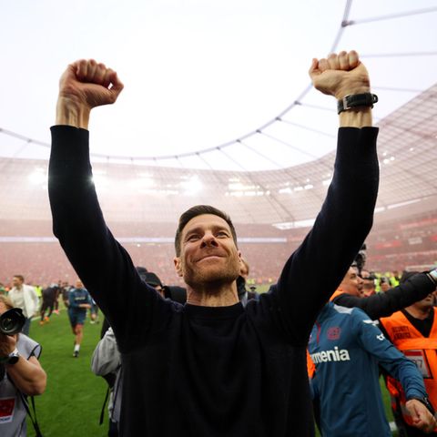 Historischer Triumph: Meistertrainer Xabi Alonso lässt sich auf dem Rasen der BayArena feiern