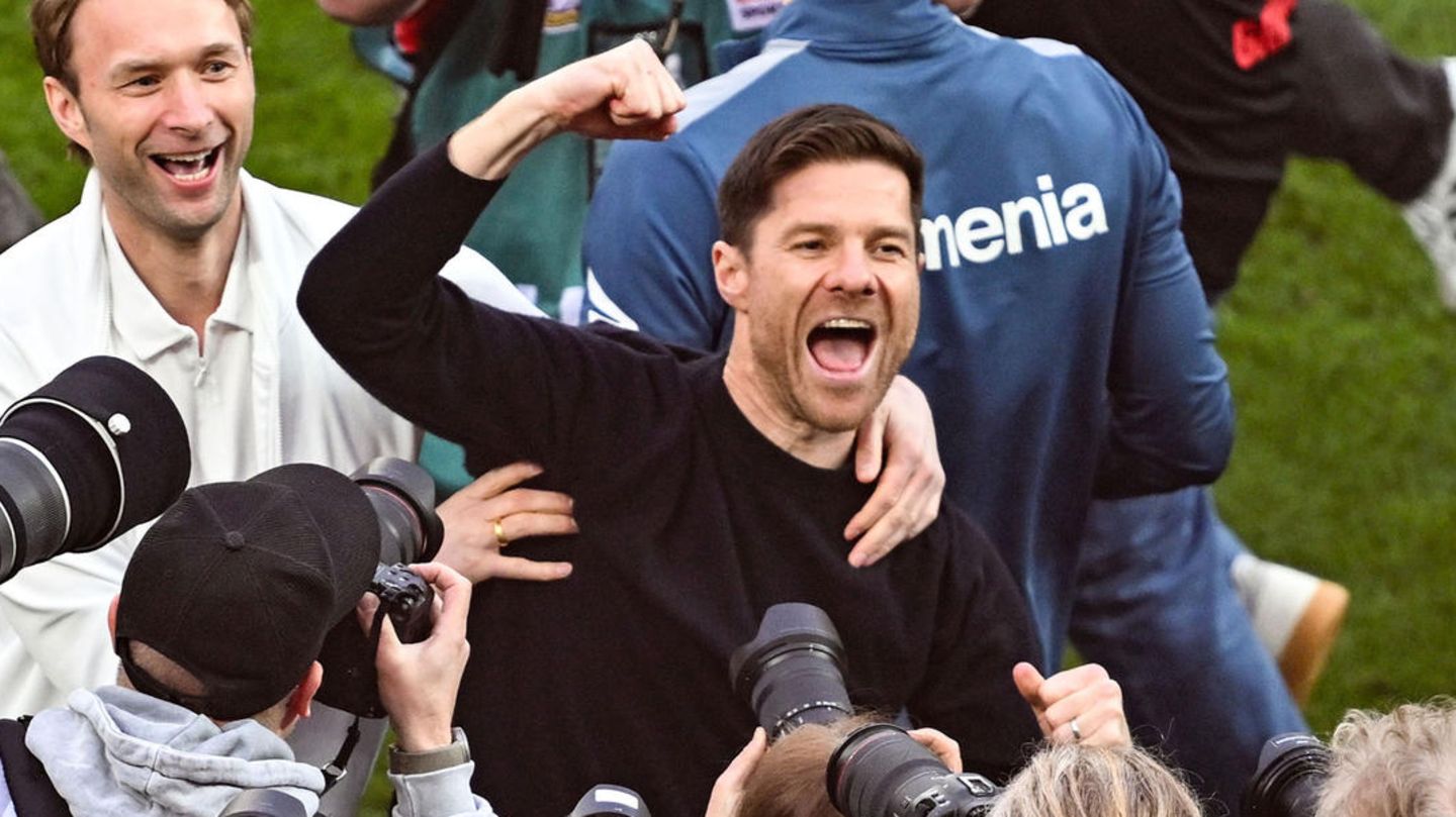 Alles richtig gemacht: Bayer-Geschäftsführer Simon Rolfes und der jubelnde Erfolgstrainer Xabi Alonso