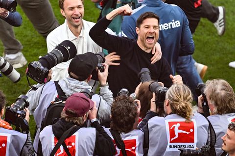 Alles richtig gemacht: Bayer-Geschäftsführer Simon Rolfes und der jubelnde Erfolgstrainer Xabi Alonso