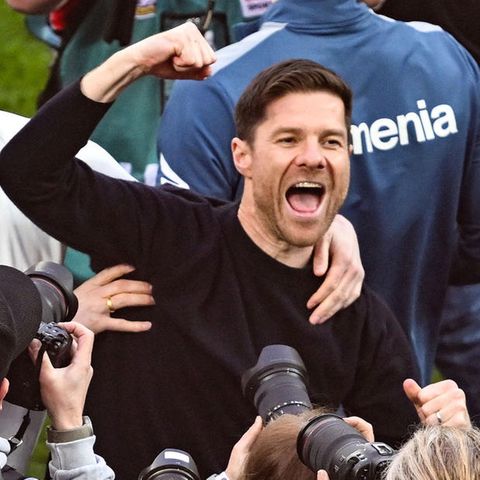 Alles richtig gemacht: Bayer-Geschäftsführer Simon Rolfes und der jubelnde Erfolgstrainer Xabi Alonso