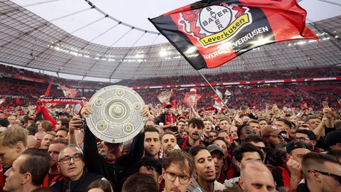 Es ist vollbracht: Fans von Bayer 04 Leverkusen feiern nach dem Sieg gegen Werder Bremen die erste Meisterschaft der Vereinsgeschichte.
