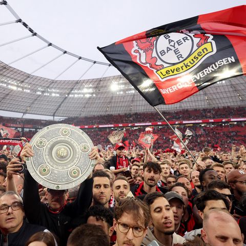 Es ist vollbracht: Fans von Bayer 04 Leverkusen feiern nach dem Sieg gegen Werder Bremen die erste Meisterschaft der Vereinsgeschichte.