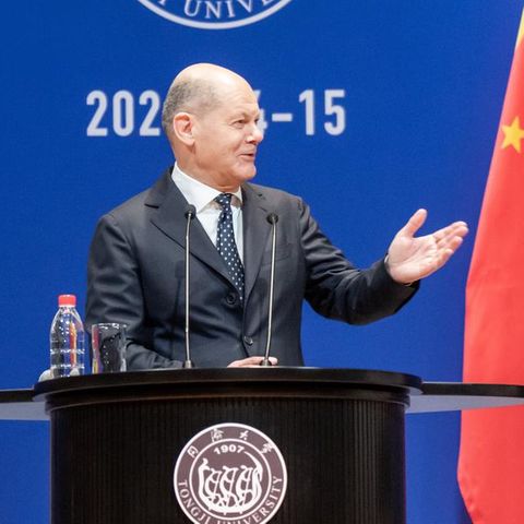 Bundeskanzler Olaf Scholz (SPD) nimmt an einer Townhall mit Studierenden an der Tongji-Universität teil