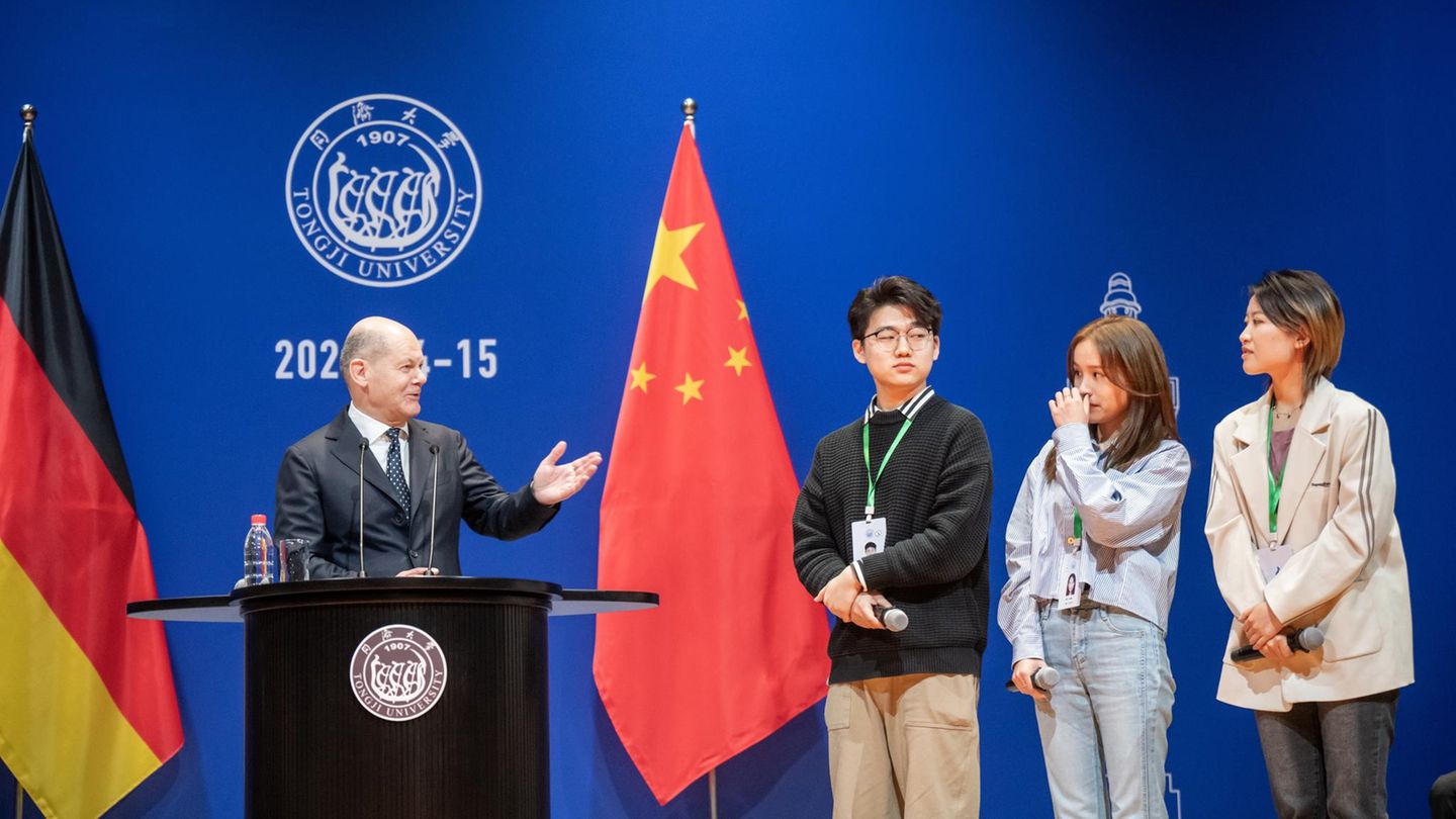 Bundeskanzler Olaf Scholz (SPD) nimmt an einer Townhall mit Studierenden an der Tongji-Universität teil