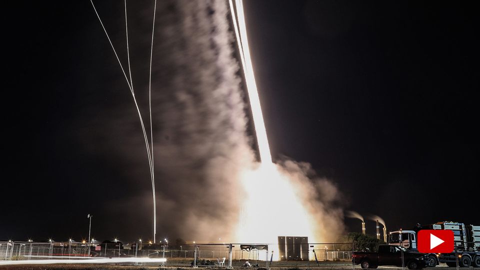 Aschkelon, Israel: Luftabwehrraketen werden vom Luftabwehrsystem Iron Dome abgefeuert