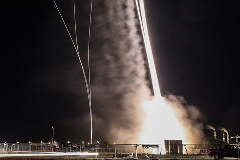 Aschkelon, Israel: Luftabwehrraketen werden vom Luftabwehrsystem Iron Dome abgefeuert