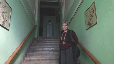 Olha Kleytman im Treppenhaus des Gebäudes ihrer neu gekauften Altbauwohnung