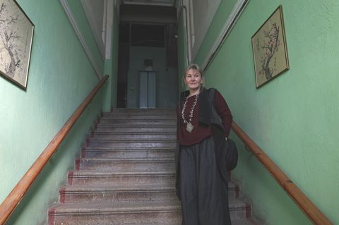 Olha Kleytman im Treppenhaus des Gebäudes ihrer neu gekauften Altbauwohnung