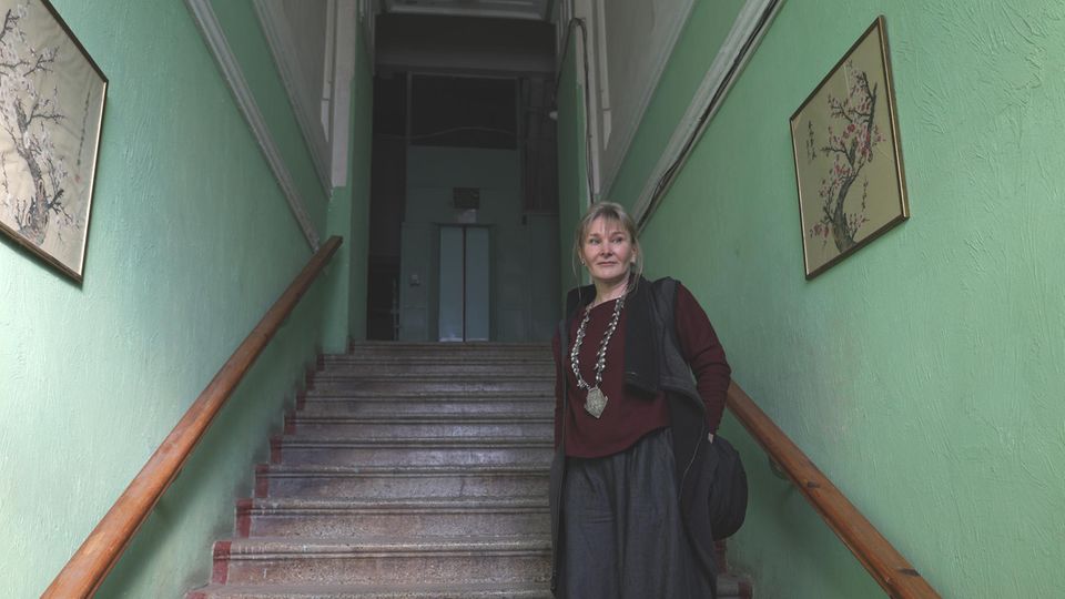 Olha Kleytman im Treppenhaus des Gebäudes ihrer neu gekauften Altbauwohnung