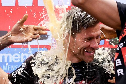 Bayer Leverkusen feiert Meistertitel mit Bierduschen in der Kabine