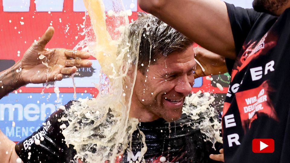 Bayer Leverkusen feiert Meistertitel mit Bierduschen in der Kabine