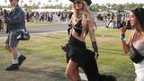 Palmen und Berglandschaften im Hintergrund, auf der Bühne Weltstars: Am vergangenen Wochenende startete das Coachella Valley Music & Arts Festival in Indio, Kalifornien. Für viele Promis und Influencer, wie hier Paris Hilton, ist das Coachella-Festival ein fester Termin im Kalender. Modisches Must-Have in diesem Jahr: der obligatorische Cowboy-Hut.