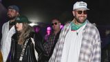 Musik-Superstar und Superbowl-Sieger: Den höchsten Promifaktor brachten Taylor Swift und Travis Kelce mit. Und das will etwas heißen, denn das Coachella-Festival ist berühmt berüchtigt für seine hohe Promidichte. Los Angeles sei am ersten Coachella-Wochenende wie ausgestorben, wird oft gescherzt. Swift und Kelce zeigten sich turtelnd bei den Konzerten von Ice Spice und den Bleachers. Letzteres ist die Band von Swifts Musikproduzent Jack Antonoff. Auch Swift-Freundin Lana del Rey und die Sängerin Sabrina Carpenter, die bereits bei Swifts Tour als Vorband auftrat, standen dieses Mal beim Coachella-Festival auf der Bühne. Mit ihnen wurde das Paar beim Feiern gesichtet - Swift ganz in schwarz gekleidet, Kelce mit Sonnenbrille. Und offenbar...