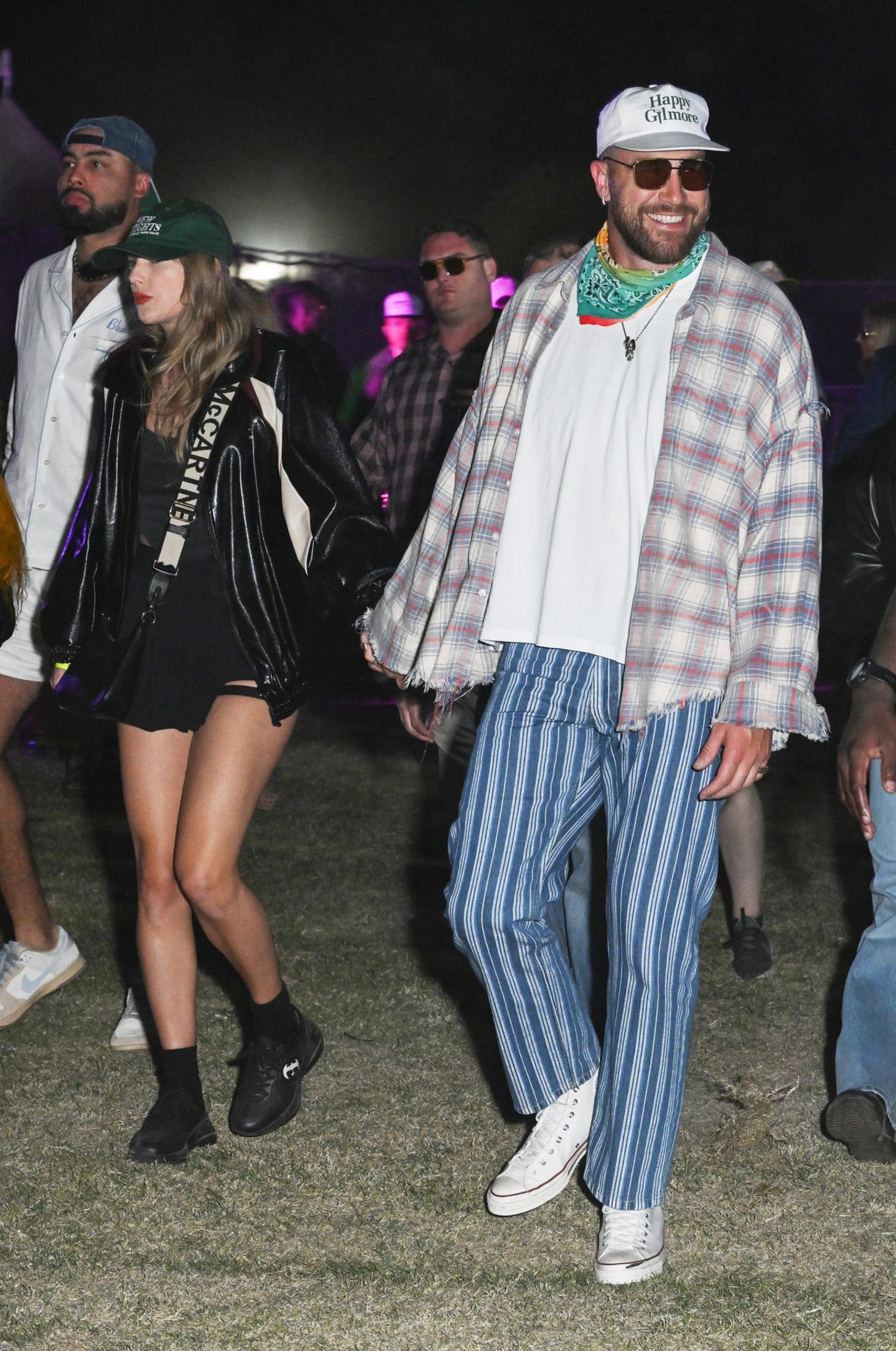 Musik-Superstar und Superbowl-Sieger: Den höchsten Promifaktor brachten Taylor Swift und Travis Kelce mit. Und das will etwas heißen, denn das Coachella-Festival ist berühmt berüchtigt für seine hohe Promidichte. Los Angeles sei am ersten Coachella-Wochenende wie ausgestorben, wird oft gescherzt. Swift und Kelce zeigten sich turtelnd bei den Konzerten von Ice Spice und den Bleachers. Letzteres ist die Band von Swifts Musikproduzent Jack Antonoff. Auch Swift-Freundin Lana del Rey und die Sängerin Sabrina Carpenter, die bereits bei Swifts Tour als Vorband auftrat, standen dieses Mal beim Coachella-Festival auf der Bühne. Mit ihnen wurde das Paar beim Feiern gesichtet - Swift ganz in schwarz gekleidet, Kelce mit Sonnenbrille. Und offenbar...