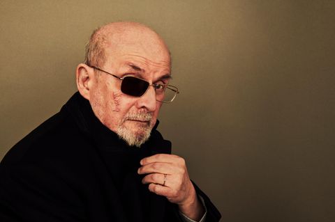 Salman Rushdie im Profil mit Augenklappe