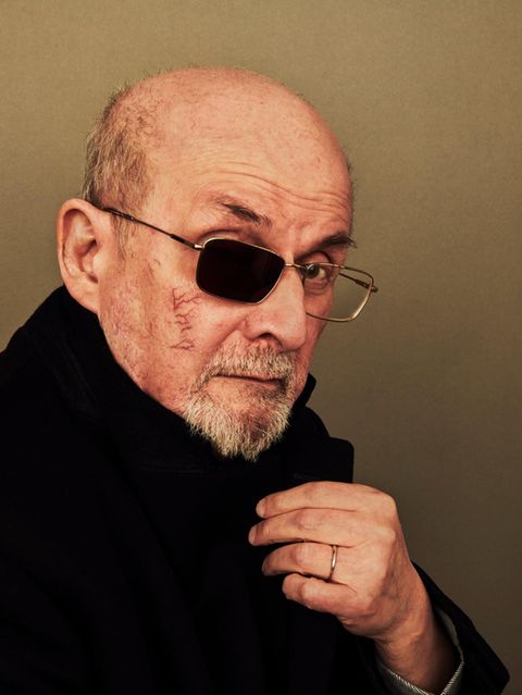Salman Rushdie im Profil mit Augenklappe