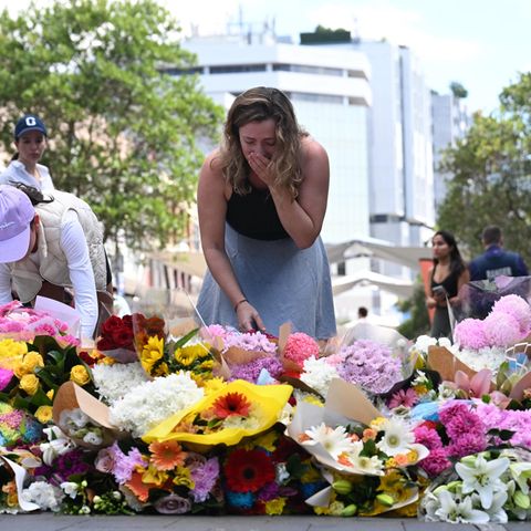 Menschen legen Blumen und Kerzen am Einkaufszentrum in Sydney nieder, wo sechs Menschen getötet wurden