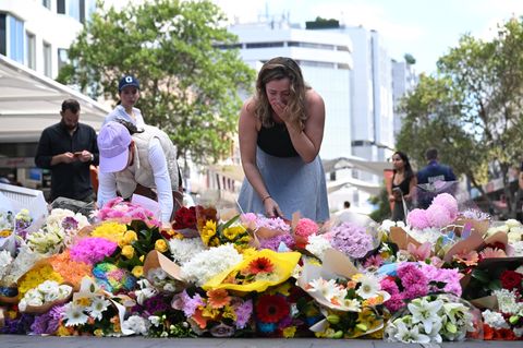 Menschen legen Blumen und Kerzen am Einkaufszentrum in Sydney nieder, wo sechs Menschen getötet wurden