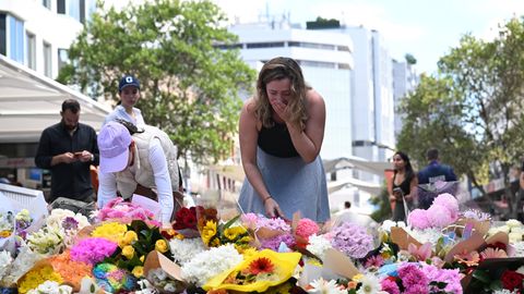 Menschen legen Blumen und Kerzen am Einkaufszentrum in Sydney nieder, wo sechs Menschen getötet wurden