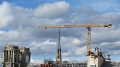 Die Notre Dame, eingekleidet in ein Baugerüst, daneben ein Kran