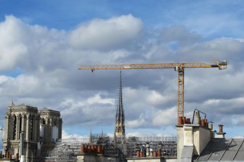 Die Notre Dame, eingekleidet in ein Baugerüst, daneben ein Kran