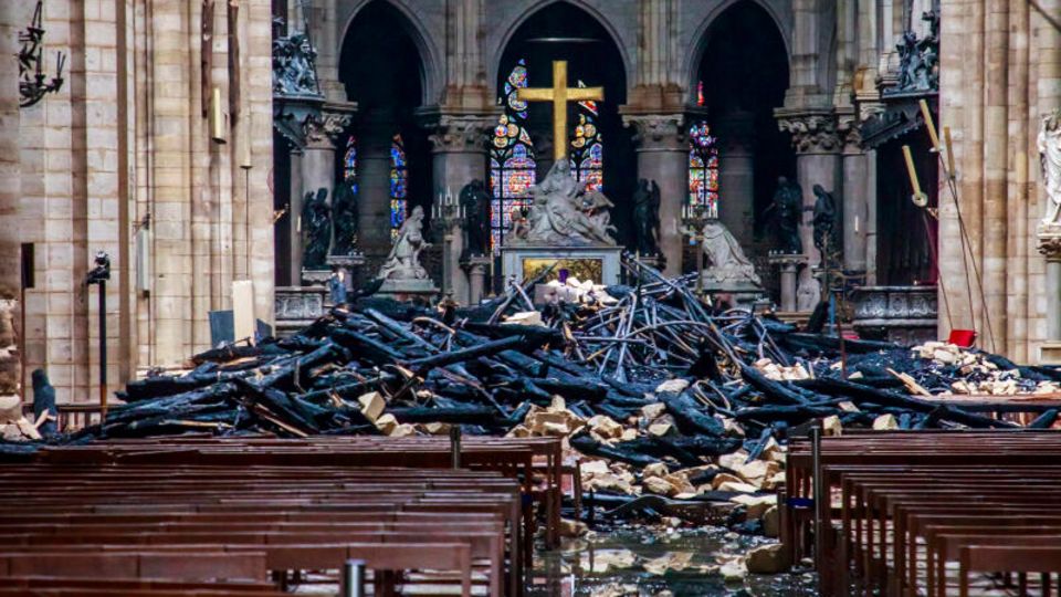 Die Notre Dame nach dem Brand 2019, in der Kirche liegen Trümmerteile und verkohlte Holzbalken