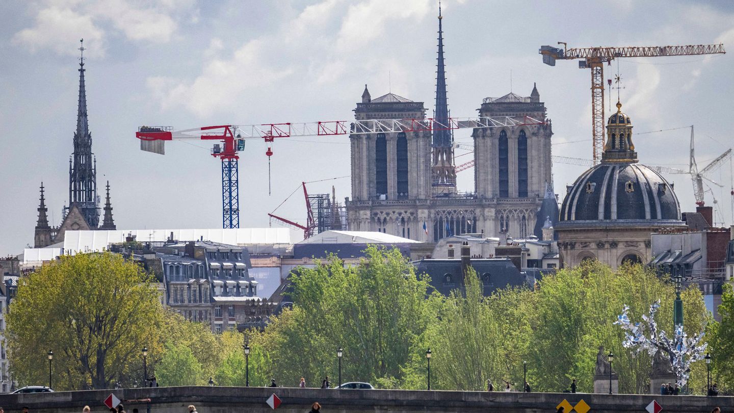 Außenansicht der Notre Dame mit Kränen
