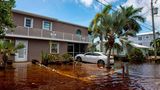 Wasser staut sich vor einem Haus im US-Bundesstaat Florida