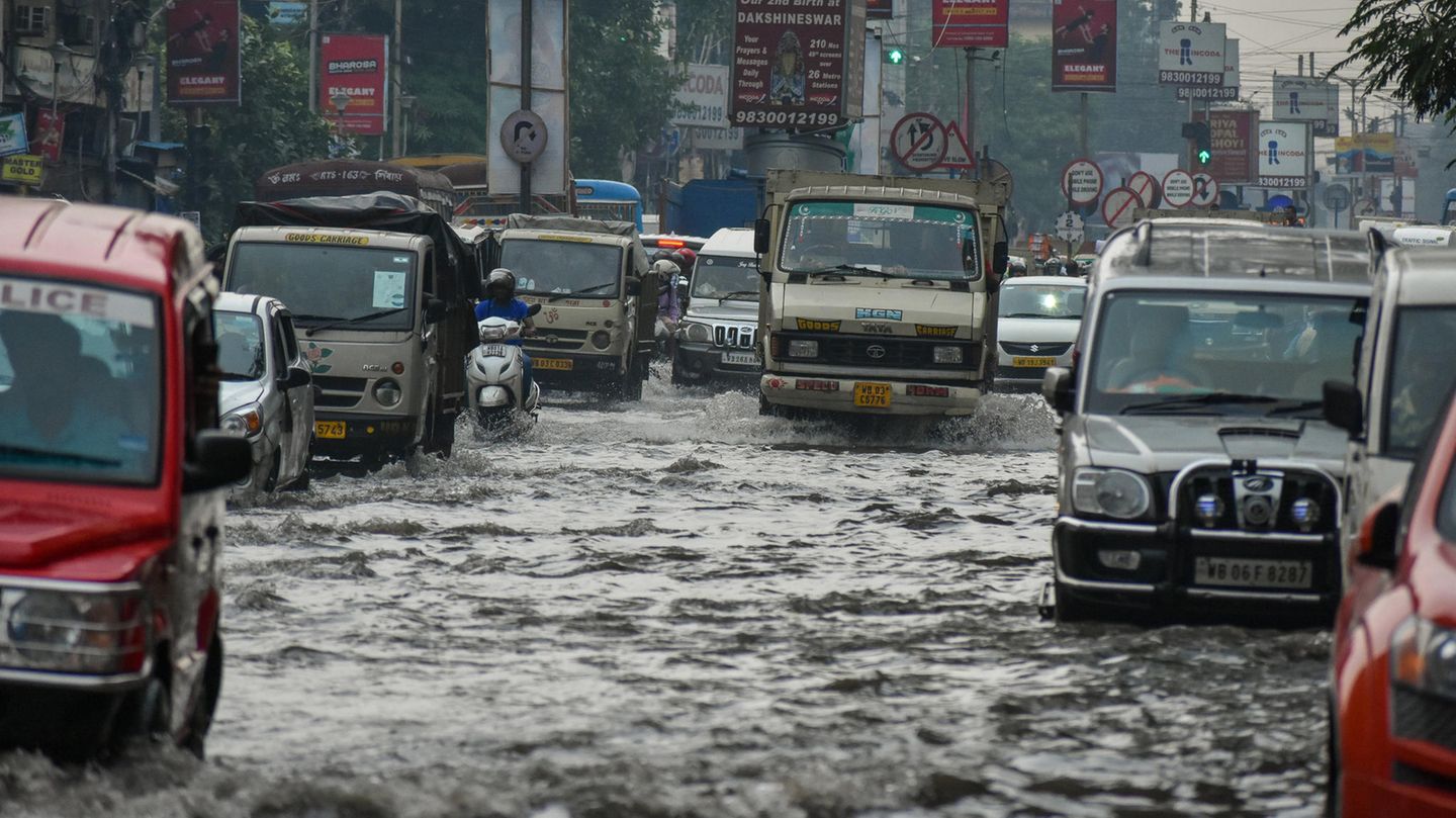 Kalkutta Kalkutta liegt am Ufer des Hooghly-Flusses und zählt deshalb mit den überschwemmungsgefährdetsten Küstenstädten der Welt