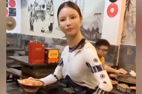 Restaurant-Besitzerin geht als Roboter-Kellnerin viral