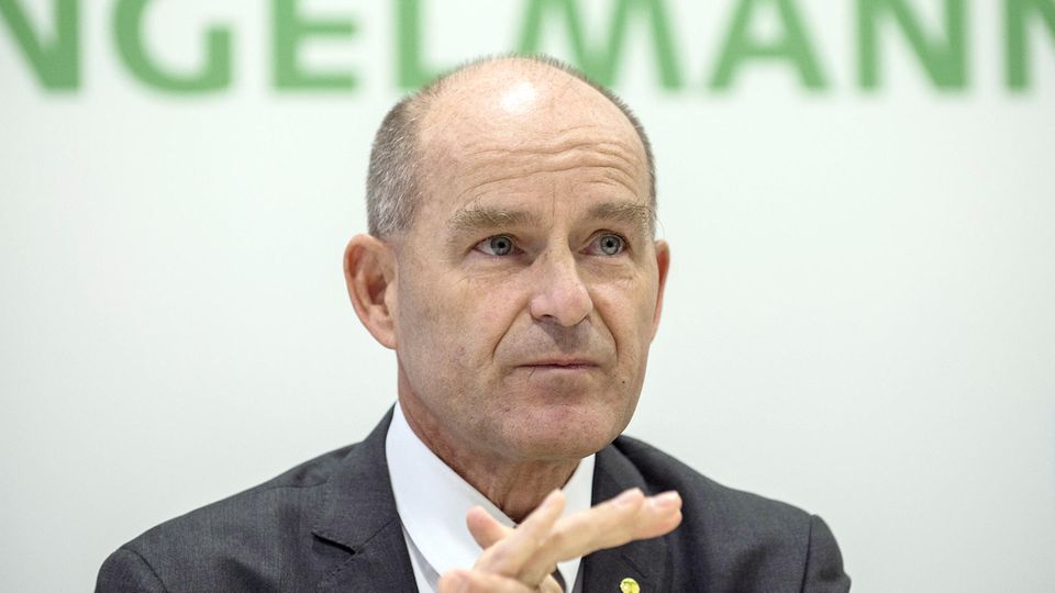 Tengelmann-Chef Karl-Erivan Haub vor einem Tengelmann-Schriftzug im Jahr 2015