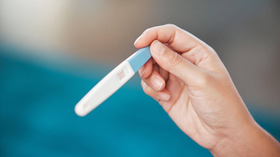 Abtreibung: Eine Person hat einen positiven Schwangerschaftstest