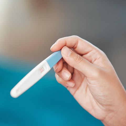 Abtreibung: Eine Person hält einen positiven Schwangerschaftstest in der Hand