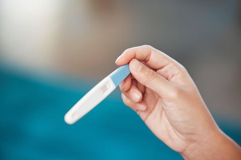 Abtreibung: Eine Person hält einen positiven Schwangerschaftstest in der Hand