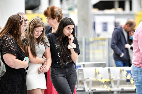 Jugendliche gedenken dem Attentat von Manchester, sie halten sich bei den Händen und weinen