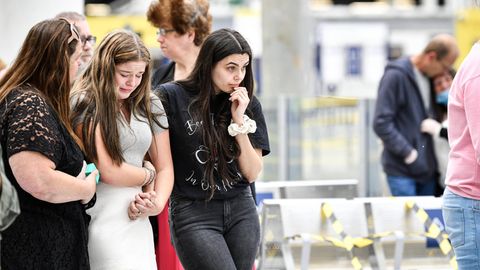 Jugendliche gedenken dem Attentat von Manchester, sie halten sich bei den Händen und weinen