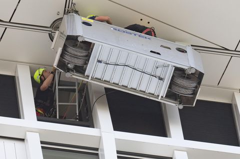 Feuerwehrkräfte mit Rettungsleiter in Frankfurt am Main