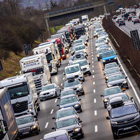 Autobahn mit Stau auf allen drei Fahrspuren