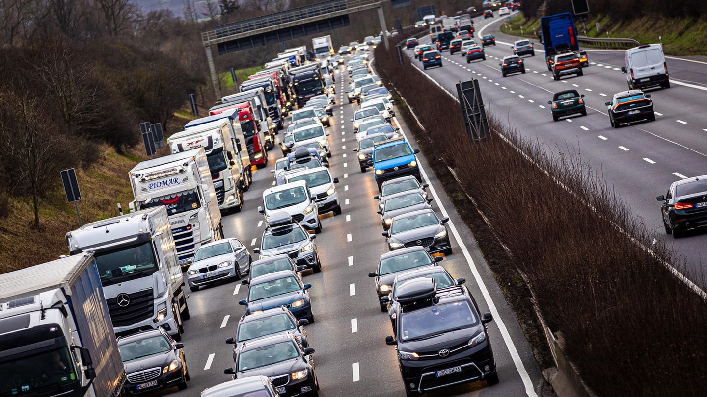 Autobahn mit Staus auf allen drei Fahrspuren